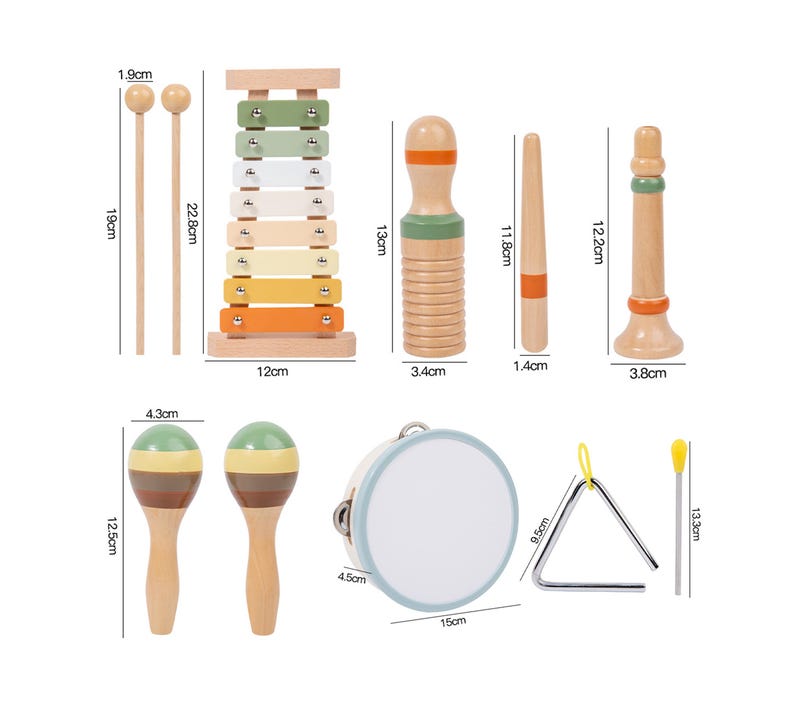 Op de afbeelding: Een verzameling kleurrijke houten muziekinstrumenten, waaronder een xylofoon (12 cm), maracas (12,5 cm), een tamboerijn (15 cm) en een driehoek. De set bevat ook een trommel, een fluit en twee drumstokken (19 cm en 22,8 cm).