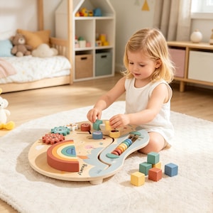 Könnte beinhalten: Ein hölzernes Lernspielzeug mit Regenbogen, Zahnrädern und bunten Blöcken. Das Spielzeug hat eine helle Holzoberfläche mit Pastellakzenten. Der Name "Amy" ist auf dem Spielzeug aufgedruckt. Entwickelt für die frühkindliche Entwicklung und das Lernen.