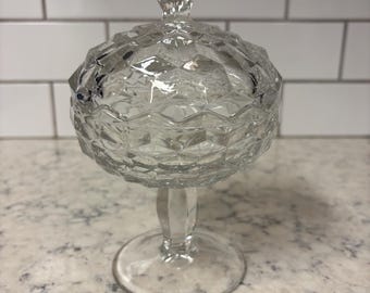 Vintage Fostoria-snoepschaal met Amerikaans patroon en sokkel.