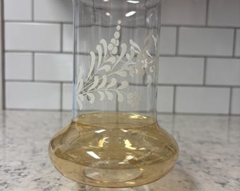Pantalla de lámpara de cristal vintage tipo huracán con tinte ámbar y grabado floral. 2 unidades disponibles.