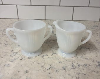 Juego de cremera y azucarero de vidrio opalino vintage Macbeth-Evans Monax 'American Sweetheart'. ¡Anillo de fuego!