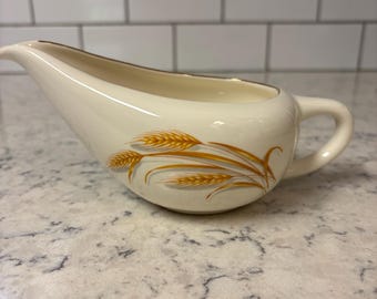 Vintage Homer Laughlin juskom met 'Golden Wheat'-patroon en gouden rand.