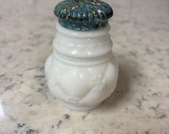 Bolsita de polvos de vidrio opalino vintage de Avon con diseño floral en relieve y tapa de mosaico.