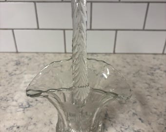 Cesta de noiva vintage da Duncan & Miller em vidro transparente com gravuras florais e base em forma de estrela. Brilha!