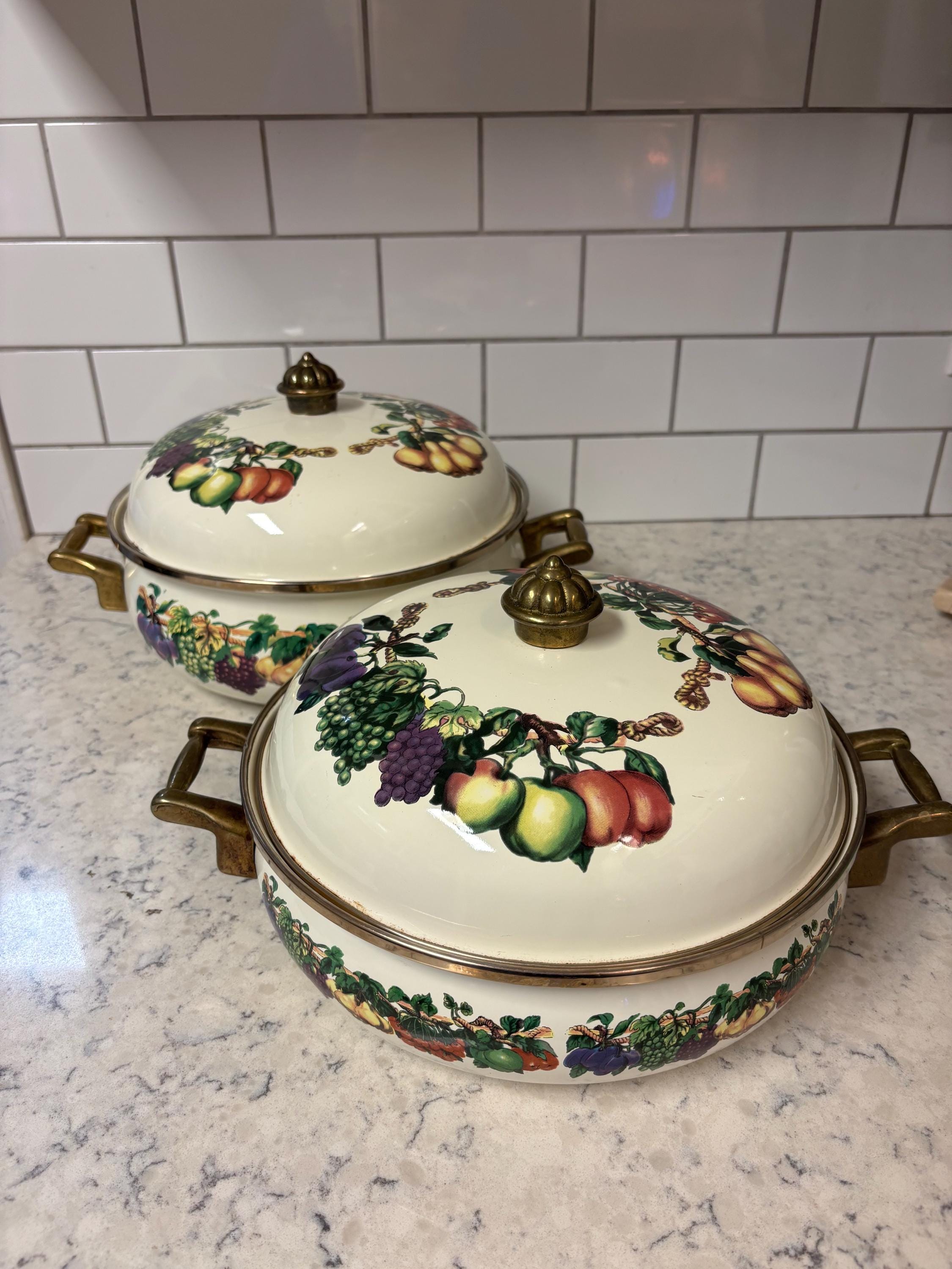 Tabletops Unlimited Kensington Garden Emaille Auflaufformen mit Obstmotiv.