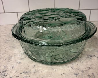 Cocotte Libbey vintage en verre vert avec motif de fruits et de feuilles en relief par Libbey.