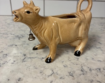 Stary ceramiczny dzbanek na śmietankę do krów Kenmar z dzwonkiem, wyprodukowany w Japonii.