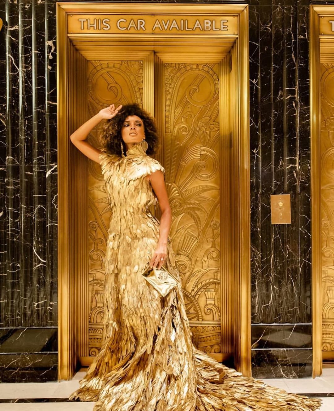 Robe de soirée haute couture en plumes dorées Canada