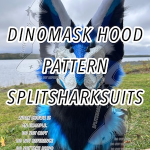 Può includere: Un modello di cappuccio Dinomask con il testo "DINOMASK HOOD PATTERN SPLITSHARKSUITS". Il cappuccio presenta finta pelliccia nera, bianca e blu. Il design include un muso dettagliato e grandi orecchie. È visibile anche il testo "WORK SHOWN IS AN EXAMPLE".