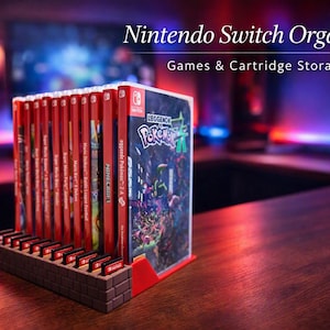 Può includere: Un organizer per Nintendo Switch con una base a mattoncini marroni per le cartucce di gioco e un supporto laterale rosso per le custodie. Il testo Nintendo Switch Organizer Games & Cartridge Storage è visibile nella parte superiore.