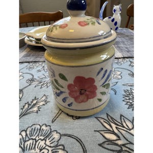 Handmålad keramisk burk med lock, blommönster, blå knopp