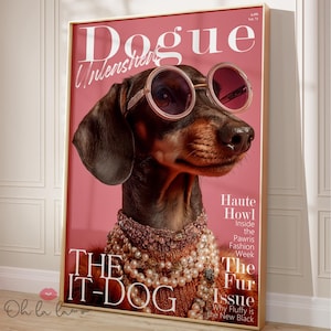 Puede incluir: Un póster enmarcado con fondo rosa presenta un perro salchicha con gafas de sol y un collar de perlas. El póster dice "Dogue Unleashed" y "The It-Dog". El texto adicional incluye "Haute Howl" y "The Fur Issue".