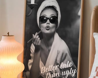 Meglio tardi che brutto, poster alla moda in stile Audrey, arredamento estetico per il bagno, stampa retrò in bianco e nero, toeletta femminile