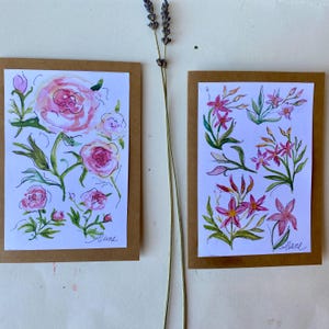 2 biglietti d'auguri floreali rosa con design delicato, stampati dai miei acquerelli originali. Biglietto vuoto 5x7" con busta marrone coordinata. Dettagli dell'inchiostro.
