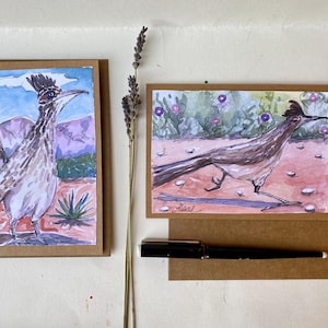 2 biglietti di auguri Roadrunner, stampati da acquerelli originali. Immagine su cartoncino allegata a un biglietto d'auguri marrone 5x7" con busta.