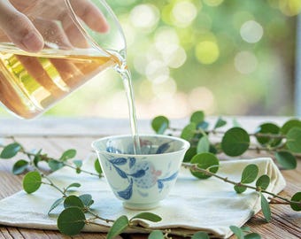 Tazza da tè in ceramica fatta a mano • Design antico con melograno blu e bianco