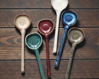 Keramische lepel in Japanse stijl – aardewerk met lange steel en rustiek gestookt glazuur – retro koffie- of dessertgerei voor eettafel