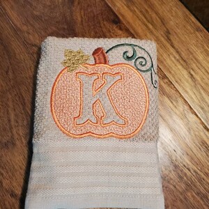 KLAAR OM TE VERZENDEN- Gepersonaliseerde Handdoek van de PompoenSchotel