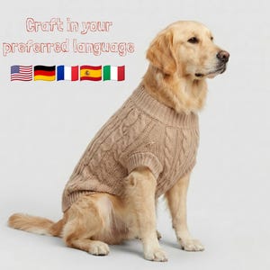 Könnte beinhalten: Ein Golden Retriever, der einen beigen Zopfmuster-Pullover mit geripptem Kragen und Saum trägt. Das Bild enthält den Text "Craft in your preferred language" und fünf kleine Flaggensymbole für die Vereinigten Staaten, Deutschland, Frankreich, Spanien und Italien.
