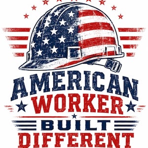 Pode incluir: Um design gráfico apresentando um capacete de segurança com um padrão de bandeira americana desgastado, rodeado por estrelas e listras vermelhas. O texto diz AMERICAN WORKER BUILT DIFFERENT em letras azuis e vermelhas, com estrelas e linhas.