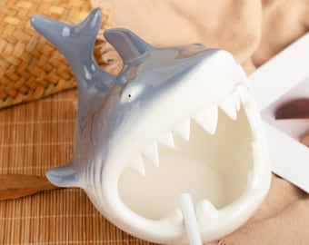 パーソナライズされたサメの灰皿 | 面白い大きな口のセラミック灰皿 | カスタム名刻印 | 友人、カップル、喫煙者へのジョークギフト