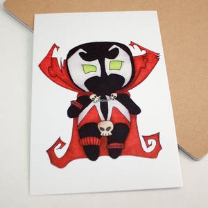 Puede incluir: Una ilustración de dibujos animados de un superhéroe rojo y negro con una calavera en el pecho y ojos verdes. El superhéroe lleva una capa roja y un collar de cadena. La ilustración está dibujada en estilo chibi.