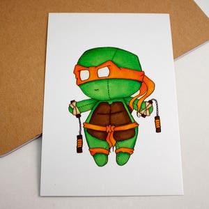 Puede incluir: Una ilustración dibujada a mano de una Tortuga Ninja Mutante Adolescente verde y naranja sosteniendo dos nunchakus. La tortuga lleva una concha marrón y una bandana roja.