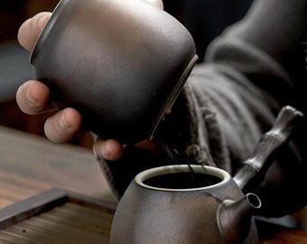 Shigaraki Ceramic Salt Cellar with Lid – Wabi-Sabi Kitchen Storage Jar for Salt, Spices & Condiments