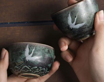 Handgjord tekopp med tranemotiv – stenugnsbakad Wabi-Sabi-keramik