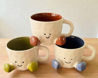 Handgjord keramisk mugg med leende fötter – söt kopp med fot i 3 färger, unik kaffe- och tepresent