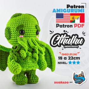 Może przedstawiać: Jasnozielona szydełkowana lalka amigurumi Cthulhu z czarnymi oczami, mackami i skrzydłami. Tekst na obrazku zawiera 'Patron AMIGURUMI', 'Patron PDF', 'Cthulhu (MONSTRUOS)', '18 a 22cm', 'NIVEL: ★★★' oraz 'DISEÑADO por' z logo.