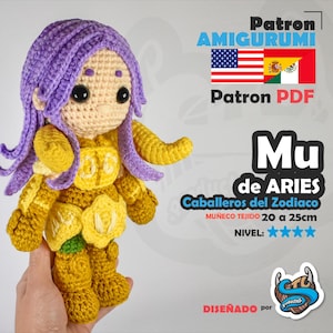 Könnte beinhalten: Handgefertigte Häkelpuppe mit lila Haaren und gelbem Outfit. Die Puppe ist etwa 20 bis 25 cm groß. Das Bild enthält Text mit der Aufschrift "Patron Amigurumi" und "Mu de Aries Caballeros del Zodiaco".