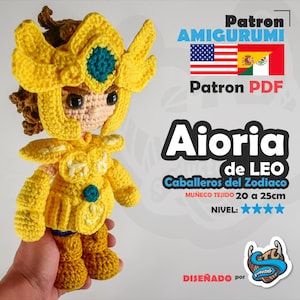 Puede incluir: Muñeca de ganchillo amarilla hecha a mano de Aioria de Leo de la serie Caballeros del Zodiaco. La muñeca mide aproximadamente 20 a 25 cm de altura y presenta un diseño detallado, incluyendo un casco y una armadura. También incluye el texto "Patron Amigurumi".