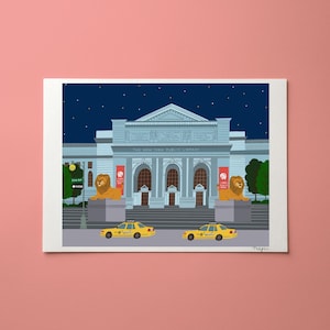 Puede incluir: Ilustración de la Biblioteca Pública de Nueva York por la noche. Dos taxis amarillos están frente al edificio. Dos estatuas de leones están sobre pedestales. El cielo es azul oscuro con estrellas blancas.