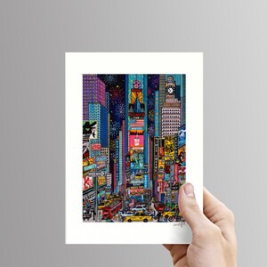 Puede incluir: Una ilustraci&oacute;n colorida de Times Square en la ciudad de Nueva York por la noche. La imagen presenta monumentos ic&oacute;nicos como el Empire State Building, la torre del reloj y la Estatua de la Libertad. La escena est&aacute; llena de gente, coches y taxis. La imagen est&aacute; llena de colores brillantes y detalles, incluyendo vallas publicitarias, se&ntilde;ales de tr&aacute;fico y fuegos artificiales.