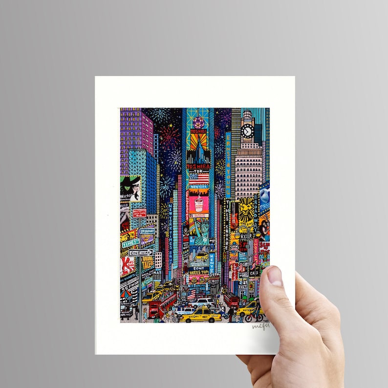 Puede incluir: Una ilustraci&oacute;n colorida de Times Square en la ciudad de Nueva York por la noche. La imagen presenta monumentos ic&oacute;nicos como el Empire State Building, la torre del reloj y la Estatua de la Libertad. La escena est&aacute; llena de gente, coches y taxis. La imagen est&aacute; llena de colores brillantes y detalles, incluyendo vallas publicitarias, se&ntilde;ales de tr&aacute;fico y fuegos artificiales.