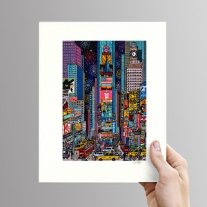 Puede incluir: Una ilustraci&oacute;n colorida de Times Square en la ciudad de Nueva York por la noche. La imagen est&aacute; llena de luces brillantes, vallas publicitarias y personas. La ic&oacute;nica Estatua de la Libertad se puede ver en la distancia.