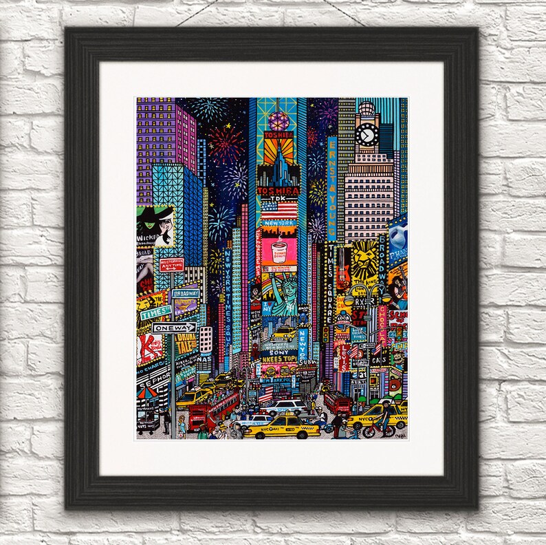 Puede incluir: Una ilustraci&oacute;n colorida de Times Square en la ciudad de Nueva York por la noche. La imagen presenta luces brillantes, vallas publicitarias y fuegos artificiales. La ic&oacute;nica bola de Times Square es visible en la parte superior de la imagen.