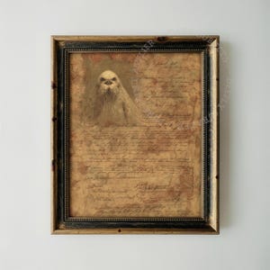Può includere: Un'opera d'arte da parete incorniciata che presenta un documento color seppia con scrittura corsiva a mano e un'illustrazione centrale di un tricheco. La cornice è in legno scuro con dettagli dorati, che circonda la carta invecchiata simile a pergamena.