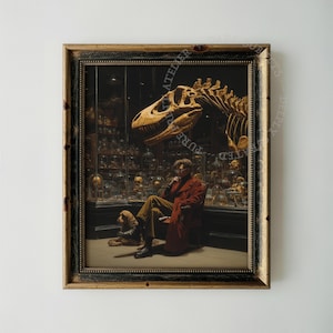 Puede incluir: Impresión artística enmarcada que muestra a un hombre con abrigo rojo sentado en un museo, con un perro a sus pies. Un gran esqueleto de dinosaurio es visible arriba, y vitrinas de vidrio llenas de especímenes en el fondo. El marco es oscuro con detalles dorados.