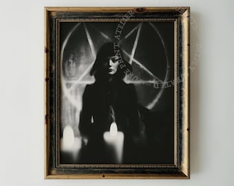 Fotografía estilo cine negro con símbolo ocultista, retrato de mujer gótica para pared (descarga digital)