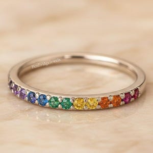 Anillo de bodas de zafiro arcoíris / Anillo de media eternidad multicolor de oro de 14 quilates / Anillo de aniversario apilable para mujer / Pride Accessories