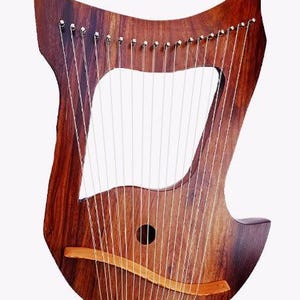 Harpa lira de 18 cordas, instrumento musical celta em jacarandá, com chave de afinação, cordas e estojo.