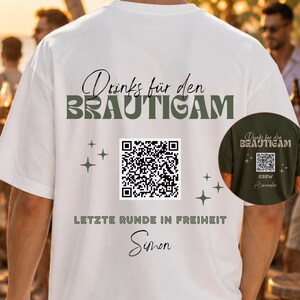 Op de afbeelding: Wit T-shirt met de Duitse tekst "Drinks für den BRAUTIGAM" in een gestileerd lettertype. Een QR-code en de woorden "LETZTE RUNDE IN FREIHEIT" en de naam "Simon" staan eronder. Een kleine afbeelding van een groen shirt met dezelfde tekst is ook zichtbaar.
