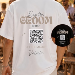 Könnte beinhalten: Weißes T-Shirt mit dem Text "Buy the GROOM A BEER", einem QR-Code und den Worten "OFF THE MARKET Valentin". Eine kleinere Version des Designs befindet sich auf einem schwarzen T-Shirt.