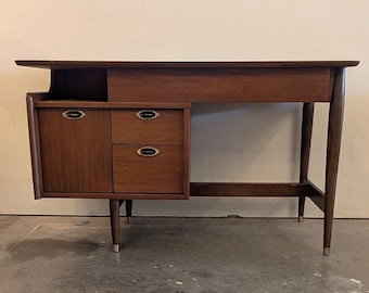 Mainline by Hooker Desk. Vintage MCM. Delivery Priced Separately.