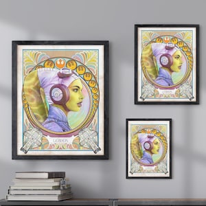 Puede incluir: Tres impresiones de arte enmarcadas que presentan una ilustración colorida de una mujer con un tocado morado y amarillo. Las impresiones están colgadas en una pared gris sobre un armario de metal con un diseño de malla. La impresión del medio tiene la palabra "Leader" impresa debajo de la ilustración.