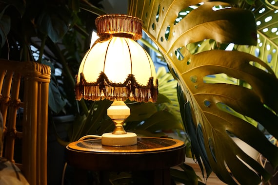 Vintage Tischlampe / Nachttischlampe mit braunem Rüschenschirm und Naturstein Elementen / Stimmungslicht