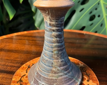 Stary świecznik ceramiczny, ręcznie wykonany z kamionki, niebiesko-szary, płynne szkliwo, sygnowany monogram, Wabi Sabi, lata 70. i 80. XX wieku.