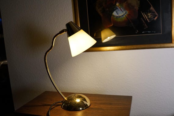 Italienische vintage Tisch Lampe in Gold Optik und mit ungewöhnlich geschwungener Halterung